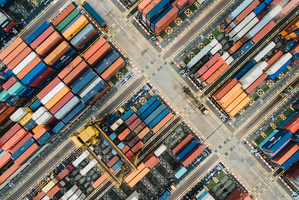 Containers in een logistieke haven / Containers at a logistics port